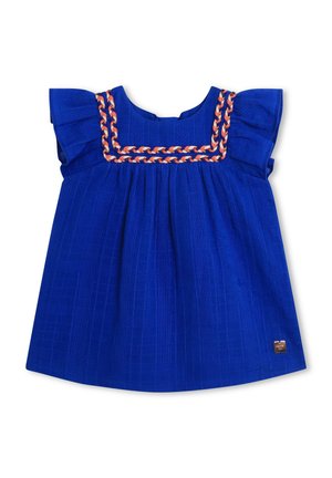 Blauwe peuterjurk met korte ruches mouwen en oranje-witte gevlochten rand rondom de vierkante halslijn op een witte achtergrond.