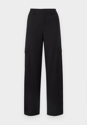 Pantaloni cargo neri con un design a gamba ampia, dotati di due tasche laterali, passanti per la cintura e una texture liscia.