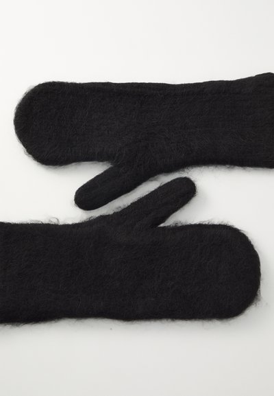 Muffole nere in lana con una texture morbida e pelosa, caratterizzate da una forma arrotondata e una sezione per il pollice separata, posizionate piatte su uno sfondo bianco.