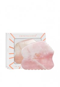 Gioiello 3D realizzato in cristallo rosa chiaro lucido con bordi arrotondati, caratterizzato da un logo dorato sulla superficie, presentato in una scatola con un design geometrico.