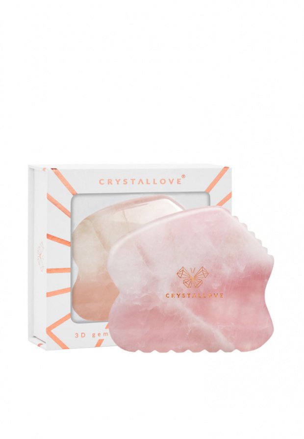 Gioiello 3D realizzato in cristallo rosa chiaro lucido con bordi arrotondati, caratterizzato da un logo dorato sulla superficie, presentato in una scatola con un design geometrico.