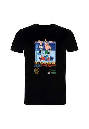 Černé bavlněné tričko s retro grafikou videoherního zápasu v zápase, s textem „NEVIDÍŠ MĚ“ a různými barevnými logy.