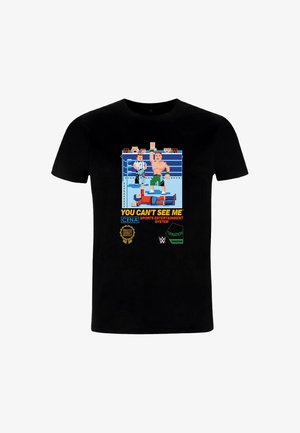 Camiseta negra de algodón con un gráfico retro de un videojuego que muestra un combate de lucha libre, con el texto "NO PUEDES VERME" y varios logotipos en color.