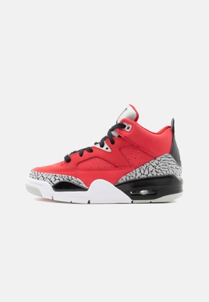 Rød mid-top sneaker med sorte snørebånd, hvid og sort sål samt grå elefantprintdetaljer på tåen og hælen.