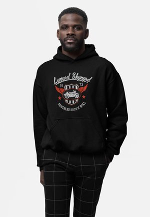 Sort hættebluse med "Lynyrd Skynyrd" logo, som har røde vinger, motorcykel grafik og grå bogstaver. Pullover stil med en frontlomme.