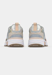 Αθλητικά παπούτσια με συνδυασμό ανοιχτού μπλε πλέγματος και κρεμ σουέντ, με μεταλλικές ασημί λεπτομέρειες. Παχιά λευκή σόλα με υφή από καουτσούκ.