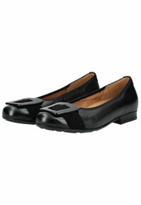 Schwarze Ballerinas aus glänzendem Leder mit Satinakzenten, versehen mit einer rechteckigen Schnalle am Zehenbereich und einem niedrigen Absatz.