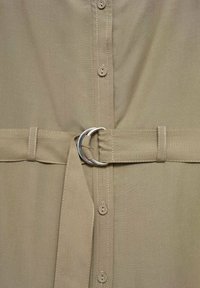 Kaki skjortklänning med knapplist framtill, midjebälte med en silverring som spänne och en mjuk, lätt tygkvalitet.