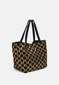 Bolsa de tote negra con patrón geométrico dorado, hecha de tela, con dos asas negras y un interior espacioso. Detalle de superficie texturizada.