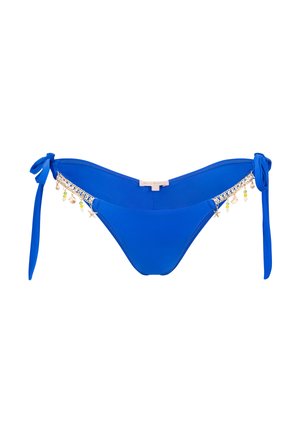 Blauwe bikini bottom met zijbindsluitingen, bevat decoratieve charms en een gladde textuur. Het ontwerp is minimalistisch met contrasterende accenten.