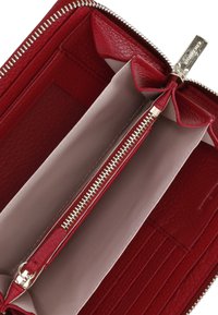 Portafoglio rosso in pelle con finitura texturizzata, dotato di chiusura con zip, vari scomparti per carte e un comparto per monete con zip separato.