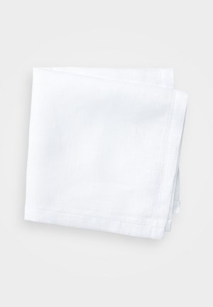 Baltas lininis nosinaitis, tvarkingai sulenktas. Turi paprastą apdailą ir lygią tekstūrą. Lengva ir kvėpuojanti medžiaga.