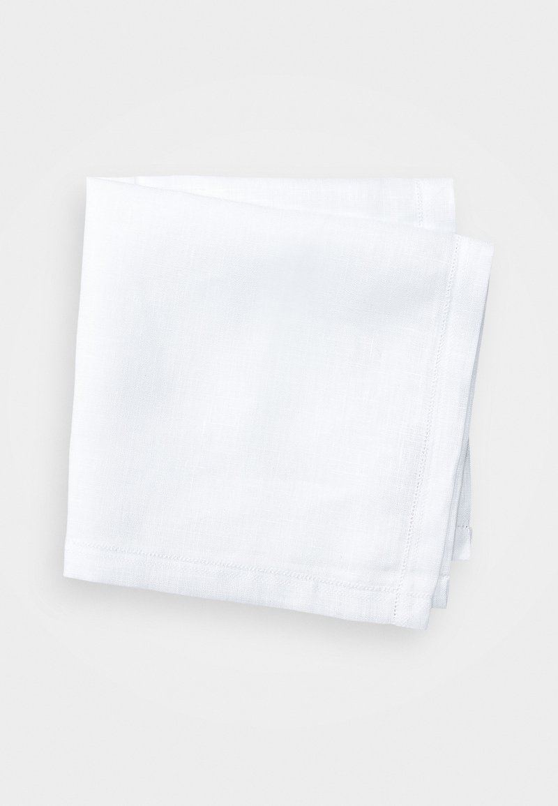 Bijela platnena maramica, uredno presavijena. Ima jednostavan rub i glatku teksturu. Lagani i prozračni materijal.