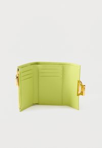 Kožená peněženka limetkově zelené barvy se zlatými kovovými doplňky, obsahující několik přihrádek na karty a kapsu na mince se zipem. Hladká textura, kompaktní design.