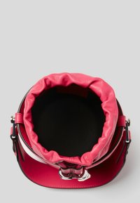 Borsa rotonda con esterno in pelle rosa brillante arricciato e un interno nero a contrasto. Include dettagli in metallo argentato.