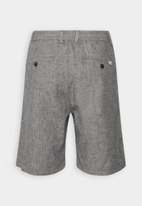 Grå linshorts med en strukturert stoff. Har to baklommer med brune knapper og et lite merke på livet.