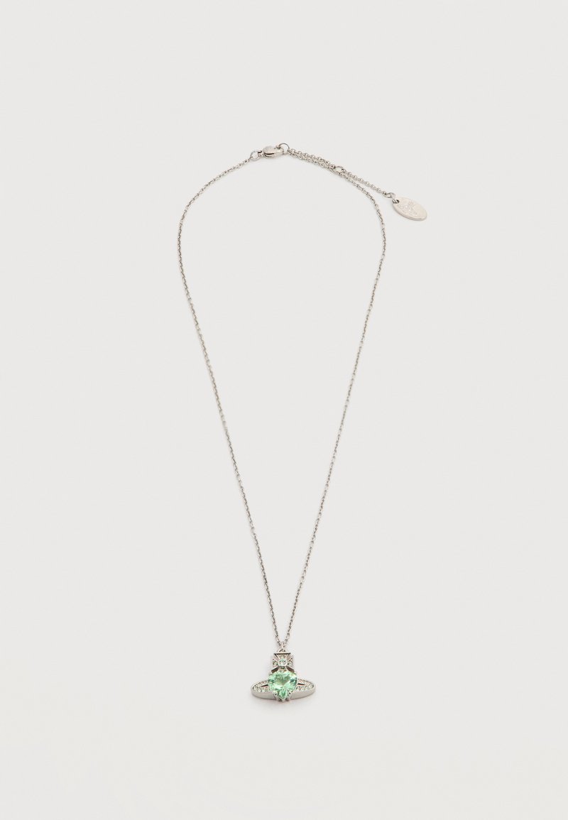 Ασημένιο αλυσίδα κολιέ με μενταγιόν που διαθέτει καρδιά σε σχήμα ανοιχτοπράσινης πολύτιμης πέτρας και μικρούς διαφανείς κρυστάλλους σε λευκό φόντο.