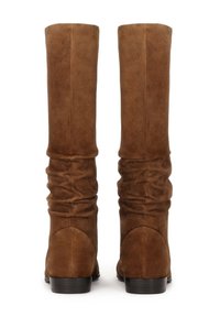 Bottes en suédine marron montantes avec un design plissé, des accents arrondis à l'arrière et des talons bas. Texture lisse avec une finition mate.