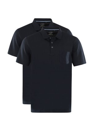 Zwei marineblaue Poloshirts aus Baumwolle. Jedes hat einen Kragen, drei Knöpfe und eine kleine Brusttasche. Glatte Textur, kurze Ärmel.