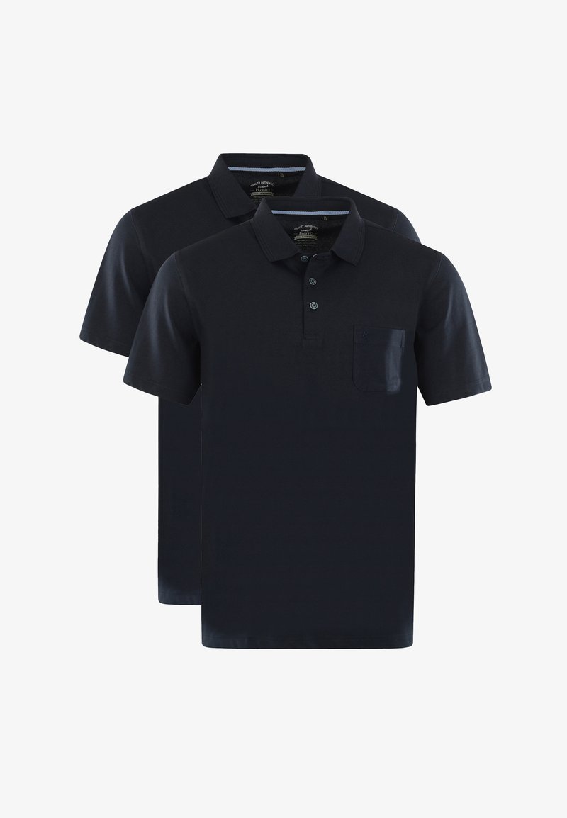 Deux polos bleu marine en coton. Chacun possède un col, trois boutons et une petite poche sur la poitrine. Texture lisse, manches courtes.