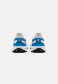 Nike Performance STRUCTURE 25 - Løpesko for vei - white/black/platinum tint/star blue/green strike