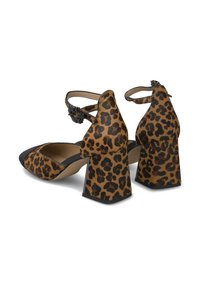 Zapatos de tacón alto con un estampado de leopardo, que cuentan con una correa en el tobillo y tacones anchos. El material parece suave con un acabado texturizado.