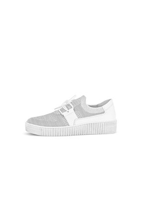 Witte sneakers met een bovenwerk van mesh, voorzien van een grijze accentband en een getextureerde rubberen zool met horizontale ribbels. Veters voor een veilige pasvorm.