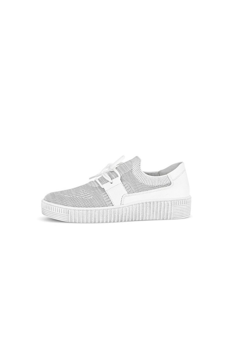 Witte sneakers met een bovenwerk van mesh, voorzien van een grijze accentband en een getextureerde rubberen zool met horizontale ribbels. Veters voor een veilige pasvorm.