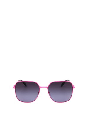 Occhiali da sole dalla forma quadrata con montatura rosa e lenti sfumate scure, mostrati su sfondo bianco.