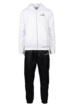 Jachetă albă din nailon cu fermoar și glugă, cu manșete elastice și logo; asortată cu pantaloni negri din nailon cu talie elastică și logo.