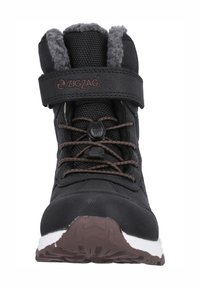 Schwarzer Stiefel mit strukturiertem Obermaterial, grauem Kunstfellfutter, braunen Schnürsenkeln und einem verstellbaren Klettverschluss. Verfügt über eine robuste Gummisohle mit Profil.