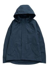 Chaqueta impermeable azul marino con capucha, dos bolsillos laterales y un corte holgado. Presenta una textura suave y mate, así como un diseño minimalista.