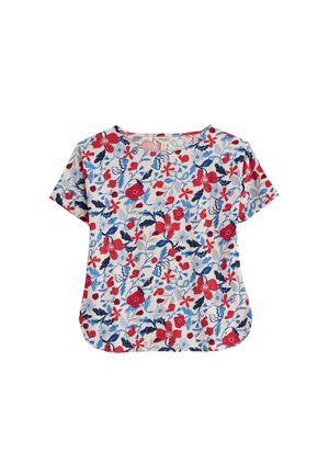 Rövid ujjú fehér blúz lekerekített alsó résszel, egyenletesen elosztott piros, kék és tengerészkék virág- és levélmintával a szöveten.