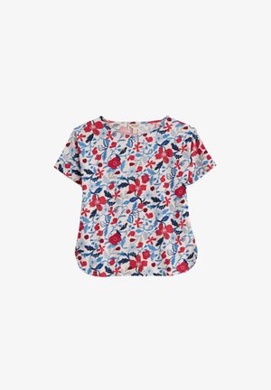 Bluza albă cu mâneci scurte și tiv rotunjit, cu un model floral și frunze în culori roșu, albastru și bleumarin distribuite uniform pe material.
