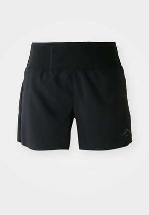Svart treningshorts med bred elastisk midje, lett stoff og en diskret logo aksent på nedre høyre ben.