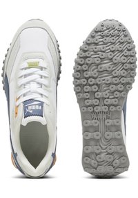 Weiße Sneaker aus Netz- und Synthetikmaterial mit grauen und blauen Akzenten, einer strukturierten Gummisohle und Schnürsenkeln für einen sicheren Sitz.
