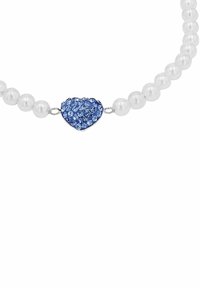 Collana di perle con un pendente a forma di cuore incastonato con pietre blu, montato in metallo tono argento.
