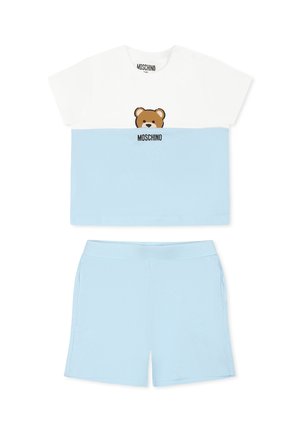El conjunto de dos piezas en azul y blanco cuenta con una blusa de manga corta con un gráfico de oso y un logo, combinado con pantalones cortos azules a juego. Material de algodón suave.