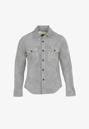 Graue Wildlederjacke mit durchgehendem Knopfverschluss, zwei Brusttaschen und umgeklapptem Kragen. Verfügt über schwarze Knöpfe und ein kleines Lederpatch mit Markenlogo.