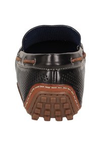 Schwarzer Lederbootsschuh mit perforiertem Design, brauner Gummisohle, weißen Nähten und braunen Akzent-Schnürsenkeln. Das Innere besteht aus strukturiertem Stoff.