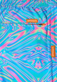 Margos spalvų maudymosi šortai su sūkurinio rašto dizainu, kuriame dominuoja rožinė, mėlyna ir violetinė, su oranžine "OPPOSUITS" etikete ir užtraukiama kišene.