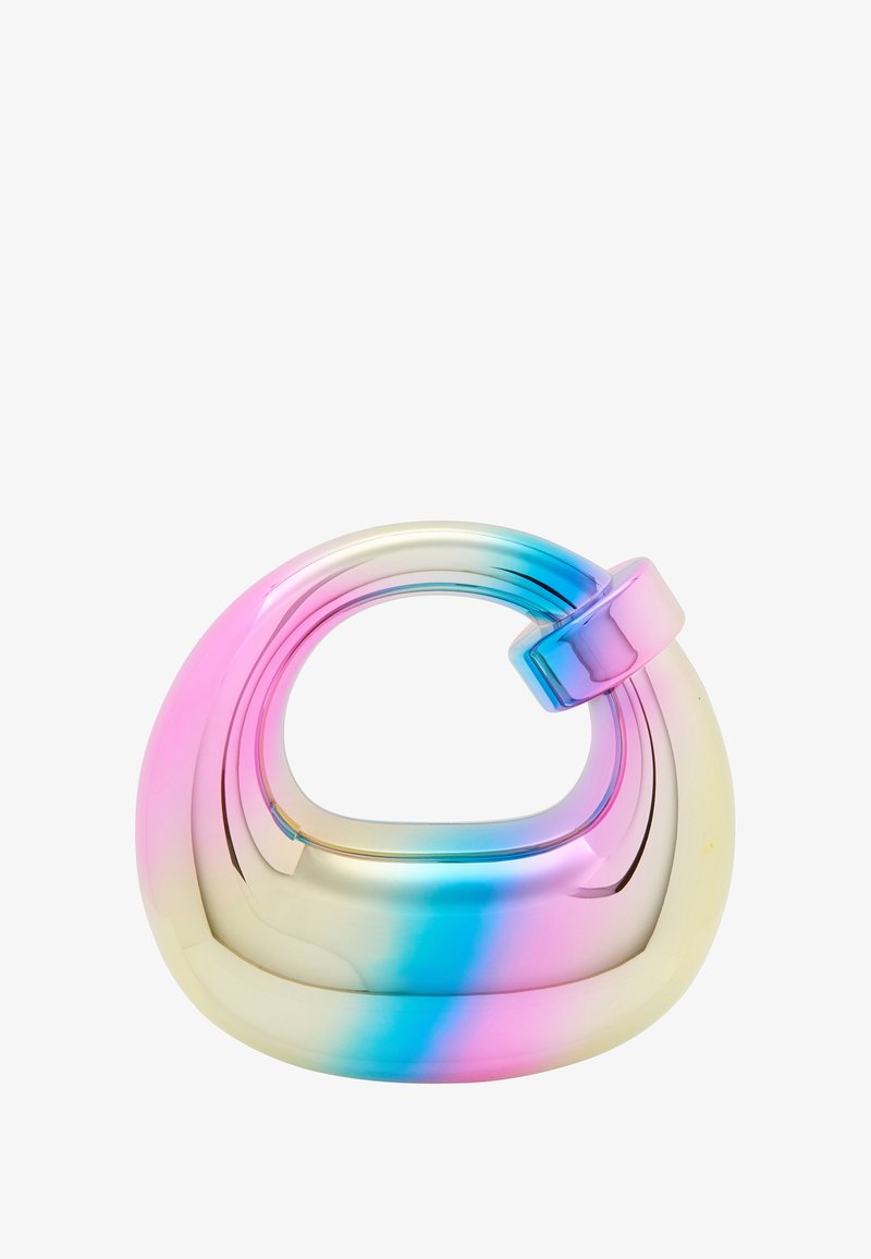 Färgglad, slät glaskulptur med en vriden, oval form som har en gradation av rosa, blå och iriserande nyanser, samt en rund accent.