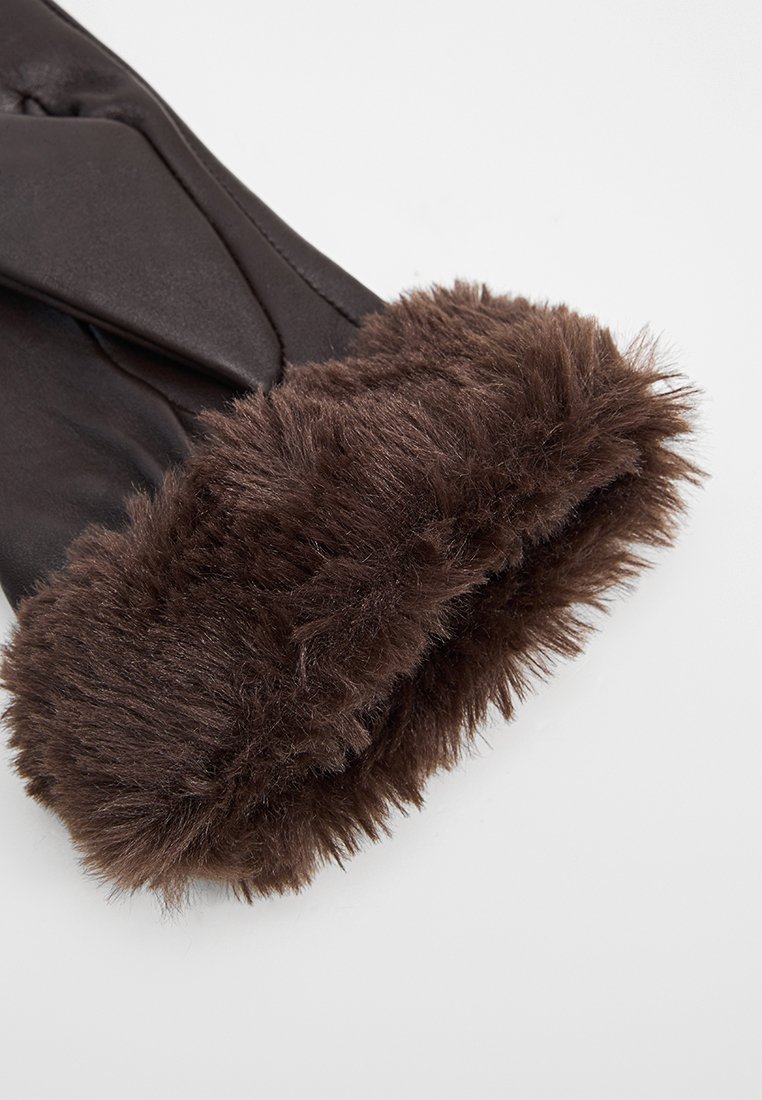 Braune Handschuhe mit einer glatten Außenseite und einem dicken, flauschigen braunen Fellbund für zusätzliche Wärme und Textur.