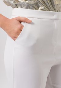 TUZZI MIT SMARTER BÜGELFALTE - Broek - ecru