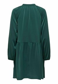 Robe longue à manches longues vert foncé avec taille froncée et plis dans le dos, dotée d'un col rond et d'un tissu ample et fluide.