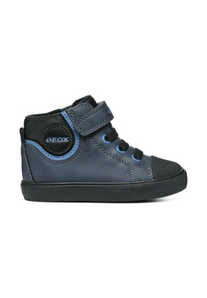 Zapatilla alta azul marino de GEOX con acentos de malla negra, detalles en azul, correa de velcro y puntera de goma texturizada. Diseñada para comodidad y soporte.