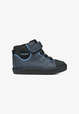 Zapatilla alta azul marino de GEOX con acentos de malla negra, detalles en azul, correa de velcro y puntera de goma texturizada. Diseñada para comodidad y soporte.