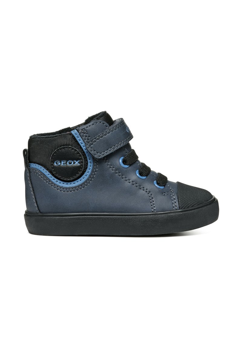 Baskets montantes GEOX bleu marine avec des accents en maille noire, des détails en bleu, une sangle velcro et un bout en caoutchouc texturé. Conçues pour le confort et le soutien.