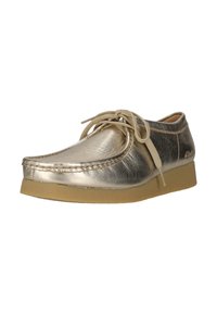 Metallisch goldfarbener Mokassin-Halbschuh aus Leder mit Schnürung, beiger Sohle und Ziernähten auf weißem Hintergrund.