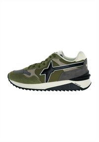 Sneaker verde e grigia con una parte superiore in tessuto testurizzato, logo a stella nera e accenti bianchi. Presenta una suola ammortizzata con un battistrada a zigzag.